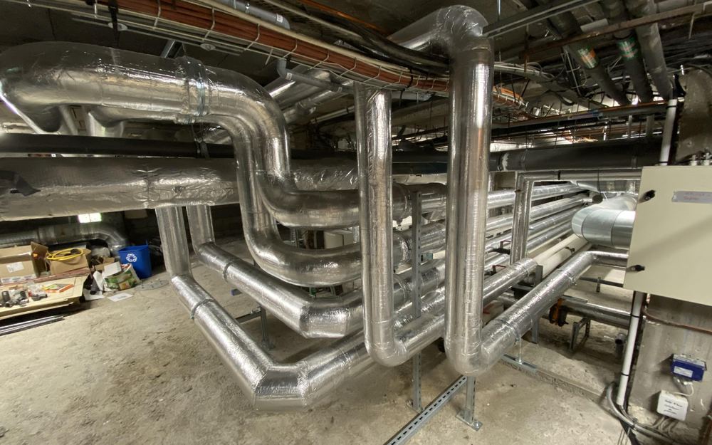 Réseau de distribution calorifugé dans un sous-sol technique