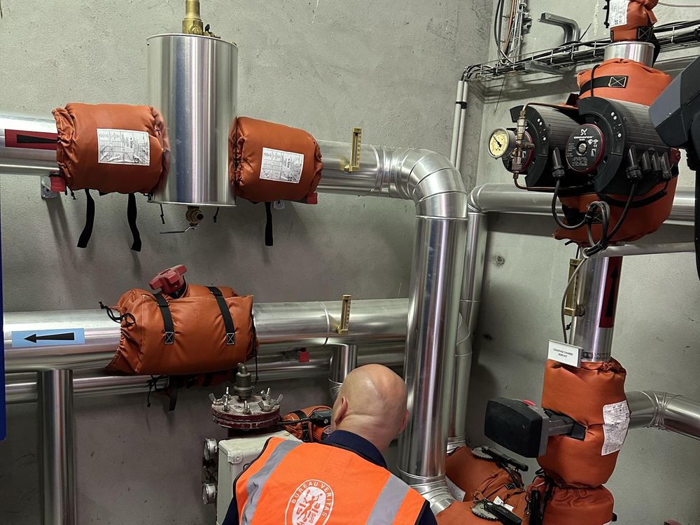 Organes de régulation équipés de housses isolantes sur mesure