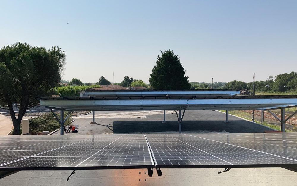 Ombrière photovoltaïque couvrant un parking d'entreprise
