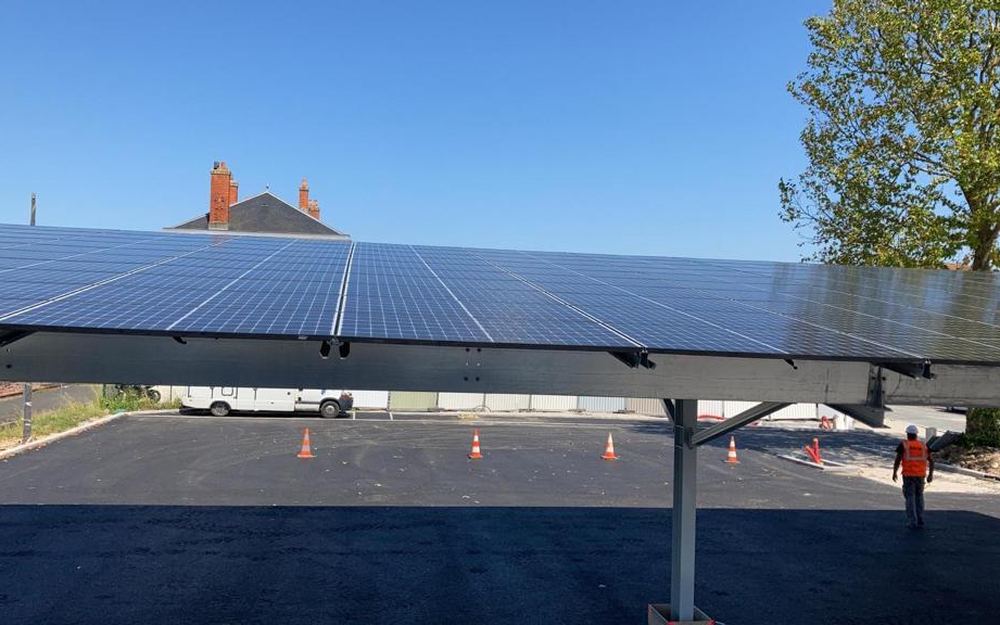 Ombrière photovoltaïque de parking en cours d'achèvement