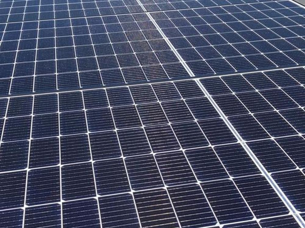 Champ de modules photovoltaïques sur une structure d'ombrière