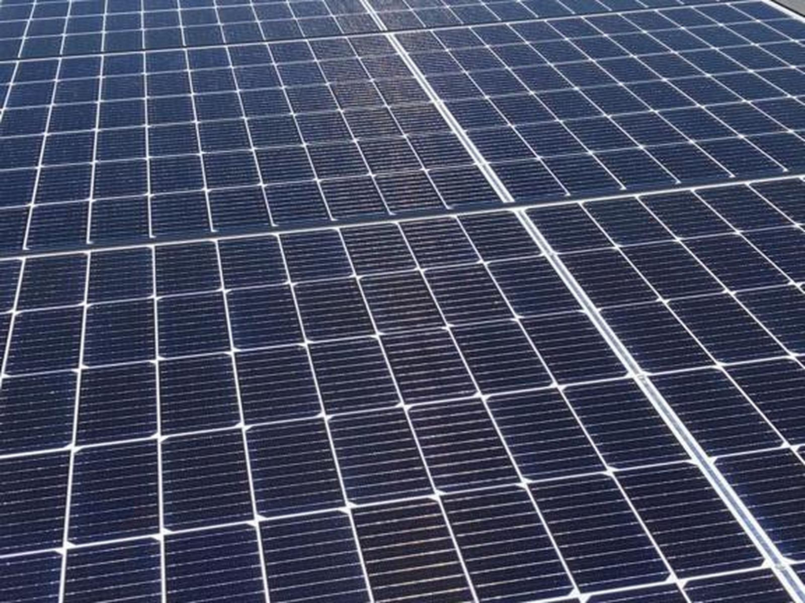 Installation photovoltaïque en toiture d'un bâtiment professionnel