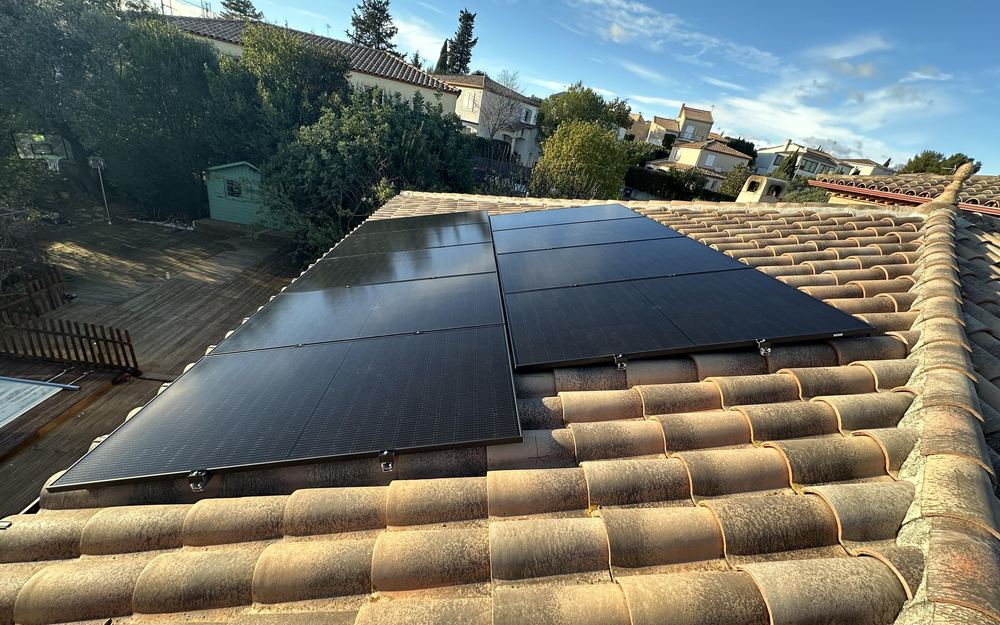 Installation photovoltaïque achevée sur une toiture en tuiles dans l'Hérault